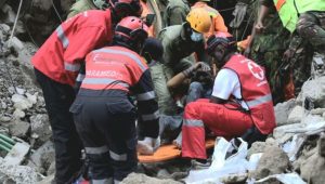 Read more about the article PHOTOS: ANOTHER SURVIVOR RESCUED FROM EASTLEIGH BUILDING RUBBLE